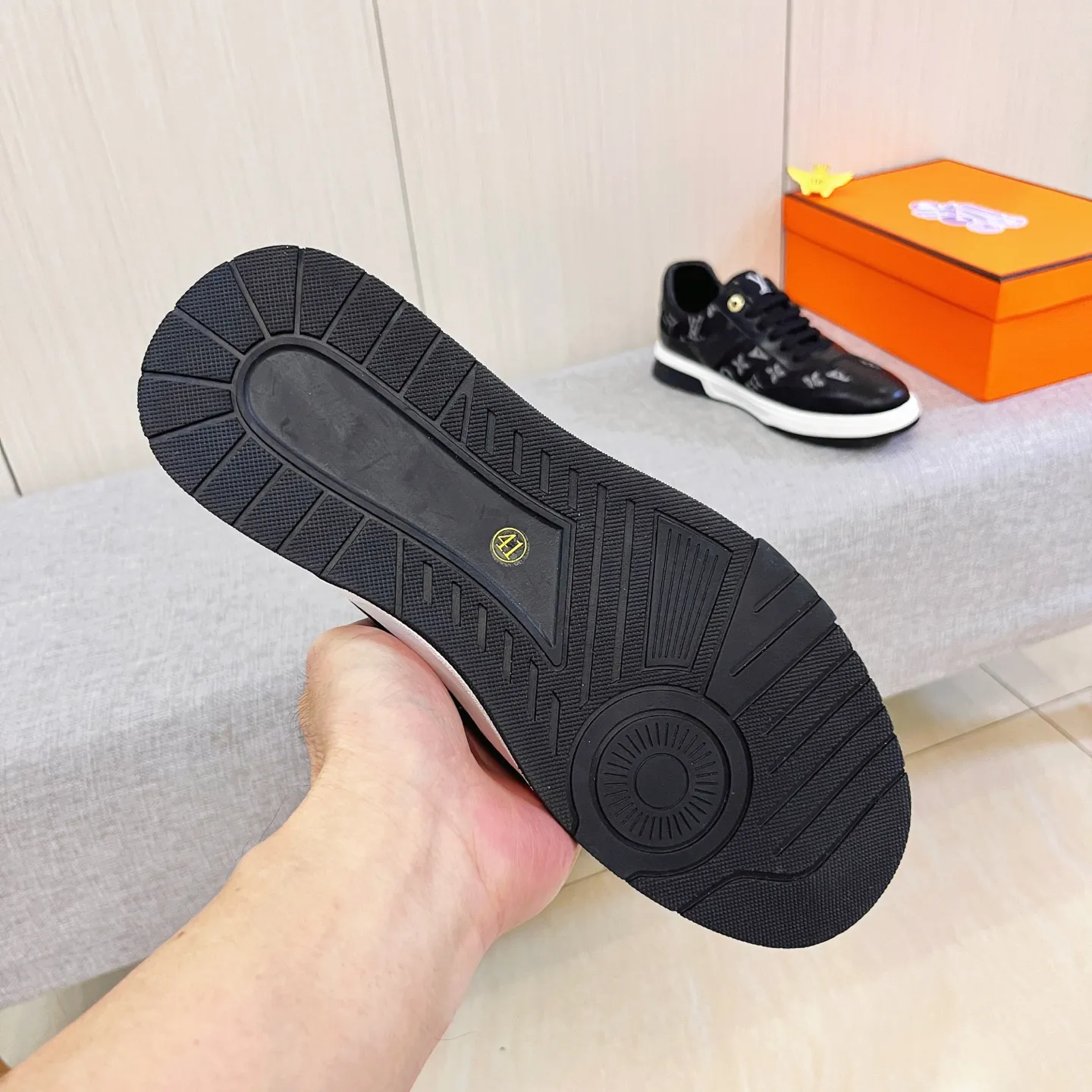 🚘🚘Factory batch 420💰【LV】🔥Louis Vuitton high-end men's shoes brand official website 1:1 latest masterpiece: the upper is made of Italian imported first-layer cowhide with a comfortable and breathable lining➕original non-slip and wear-resistant outsole🔥, making walking more convenient and comfortable! An exclusive new model, a stunning work, a beautiful 1:1 replica [color] compared to the official quality! Create a fashionable personality to set off your uniqueness! A must-have for trendy men! Classic 🔥 Size: 38-44 Color: 🔥 2⃣️ colors available 🔥.